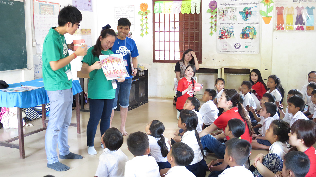 カンボジアから広島大学への留学生による子どもたちへの歯科保健指導風景